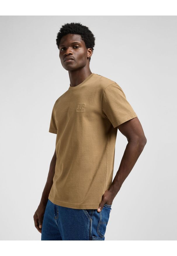 Lee - MESKA KOSZULKA LEE WW ESSENTIAL TEE DARK KHAKI 112370485. Kolor: brązowy
