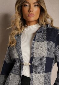 Renee - Granatowy Długi Kardigan w Kratę z Ozdobną Broszką i Kapturem Terilinda. Okazja: na co dzień. Kolor: niebieski. Materiał: jeans, bawełna. Długość: długie. Styl: klasyczny, casual, elegancki