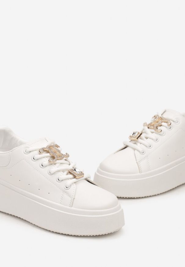Renee - Białe Sneakersy na Platformie Ozdobione Cyrkoniami i Aplikacjami na Sznurówkach Arretea. Nosek buta: okrągły. Zapięcie: sznurówki. Kolor: biały. Materiał: materiał. Wzór: aplikacja. Obcas: na platformie. Wysokość obcasa: niski