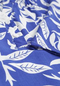 Born2be - Niebieska Pudełkowa Sukienka z Wiskozy w Roślinny Wzór z Guzikami przy Dekolcie Acosia. Okazja: na co dzień. Kolekcja: plus size. Kolor: niebieski. Materiał: wiskoza. Typ sukienki: proste, dla puszystych. Styl: elegancki, klasyczny, casual #4