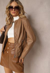 Renee - Brązowa Ramoneska Kurtka z Ekoskóry Zapinana pod Szyją Orifaga. Okazja: do pracy, na co dzień. Kolor: brązowy. Materiał: jeans. Styl: casual, elegancki