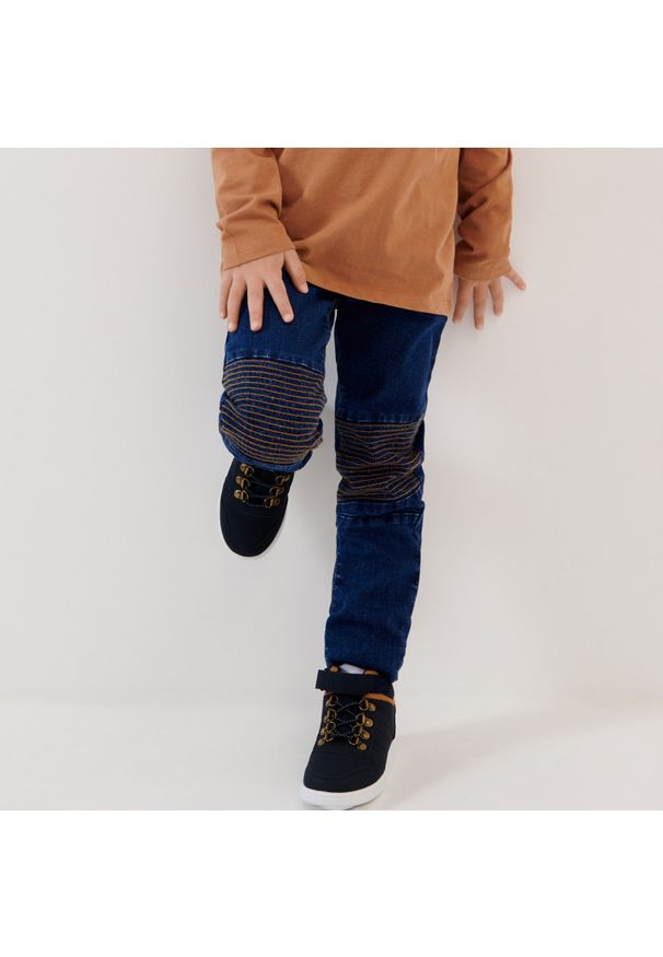 Sinsay - Jeansy biker - Niebieski. Kolor: niebieski. Materiał: jeans