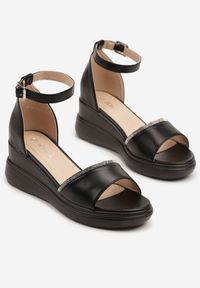 Born2be - Czarne Sandały na Koturnie z Cyrkoniami Tiarelle. Okazja: na co dzień. Zapięcie: sprzączka. Kolor: czarny. Materiał: jeans. Obcas: na koturnie. Styl: wizytowy, elegancki, casual #5