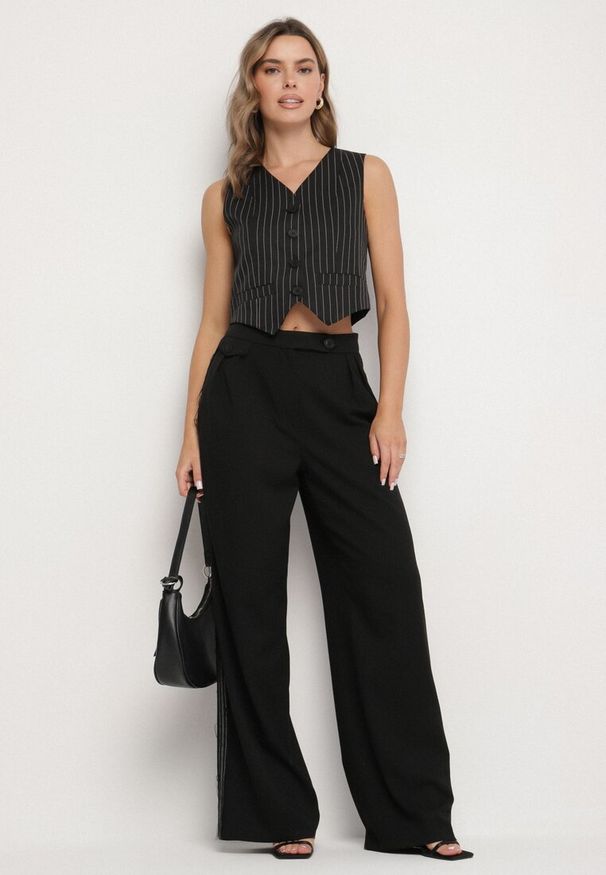 Born2be - Czarne Szerokie Spodnie High Waist Ozdobione Kieszeniami Zinnoria. Stan: podwyższony. Kolor: czarny. Materiał: wiskoza, satyna. Długość: długie. Wzór: aplikacja