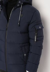 Born2be - Granatowa Pikowana Kurtka z Odpinanym Kapturem i Ściągaczami w Paski przy Rękawach Atinthea. Okazja: na co dzień. Kolor: niebieski. Materiał: jeans. Wzór: paski. Styl: elegancki, casual #9