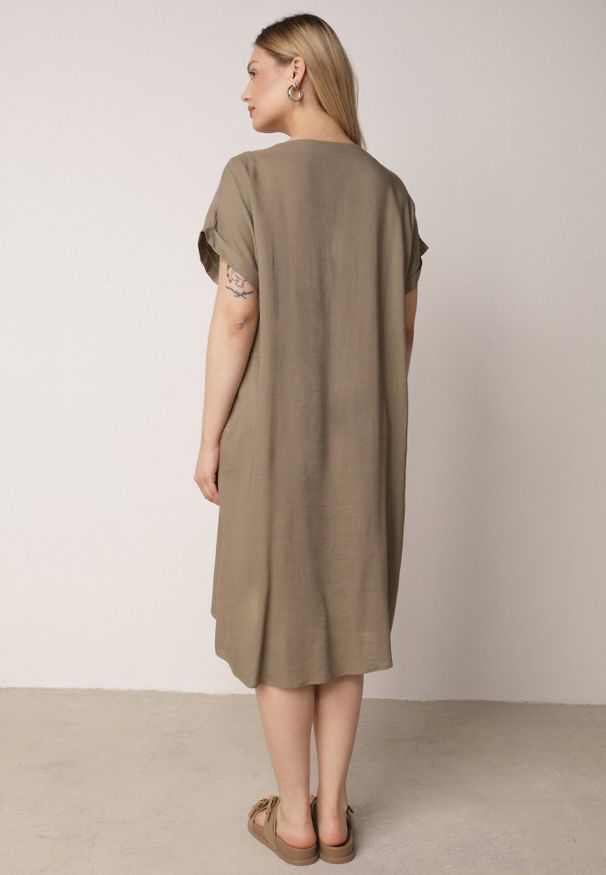 Born2be - Ciemnobeżowa Pudełkowa Sukienka z Lnem i Wiskozą Zdobiona Metalicznym Guzikiem Phisoth. Okazja: do pracy, na co dzień, na spotkanie biznesowe. Kolekcja: plus size. Kolor: beżowy. Materiał: wiskoza, len. Wzór: aplikacja. Sezon: lato. Typ sukienki: proste, dla puszystych. Styl: elegancki, biznesowy, casual