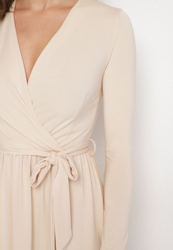 Born2be - Jasnobeżowa Sukienka Kopertowa z Wiskozą Wiązana w Talii Drestalia. Okazja: na co dzień. Typ kołnierza: dekolt w kształcie V. Kolor: beżowy. Materiał: wiskoza. Długość rękawa: długi rękaw. Typ sukienki: kopertowe. Styl: casual, klasyczny