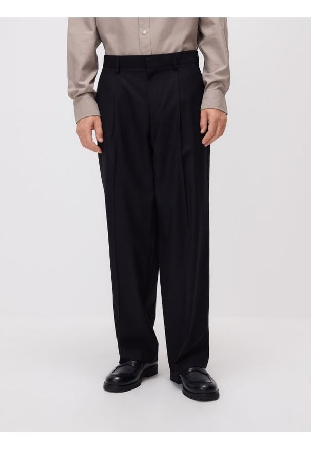Reserved - Spodnie chino wide leg - czarny. Kolor: czarny. Materiał: wiskoza, tkanina