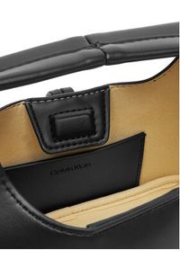 Calvin Klein Jeans Torebka Stone Lock Slouchy Crossbody Bag LV04K3177G Czarny. Kolor: czarny. Materiał: skórzane