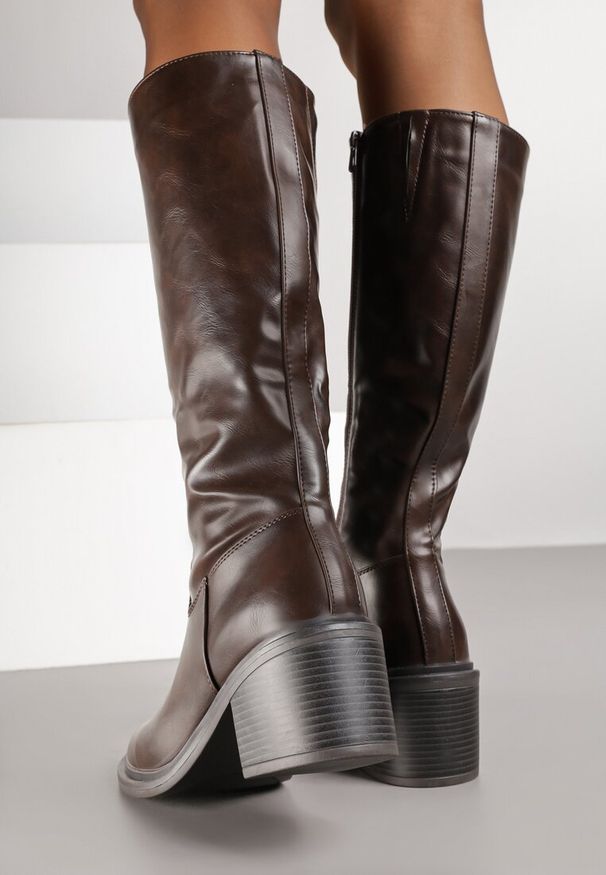 Born2be - Ciemnobrązowe Kozaki Vices na Obcasie w Stylu Oficerek Afurrive. Okazja: na co dzień. Kolor: brązowy. Materiał: jeans. Obcas: na obcasie. Styl: casual, klasyczny, elegancki. Wysokość obcasa: średni