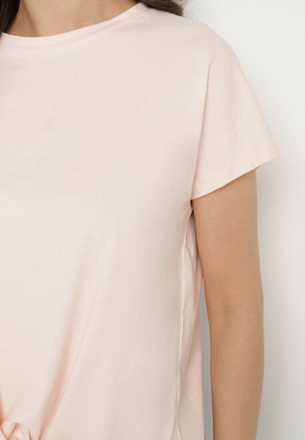 Born2be - Jasnoróżowy T-shirt z Bawełny z Ozdobnym Wiązaniem Sunitra. Okazja: na co dzień, na spotkanie biznesowe. Kolor: różowy. Materiał: bawełna. Sezon: lato, wiosna. Styl: klasyczny, biznesowy, casual