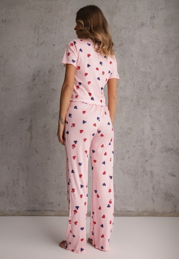 Renee - Różowy Elastyczny Komplet Piżamowy w Serduszka Spodnie i Top Isle. Kolor: różowy. Materiał: materiał