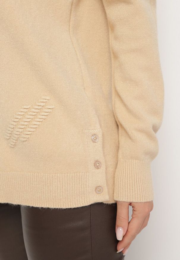 Born2be - Ciemnobeżowy Klasyczny Sweter Ozdobiony po Bokach Guzikami Lorethiel. Okazja: na co dzień, na spotkanie biznesowe. Kolor: beżowy. Materiał: jeans. Wzór: aplikacja. Styl: klasyczny