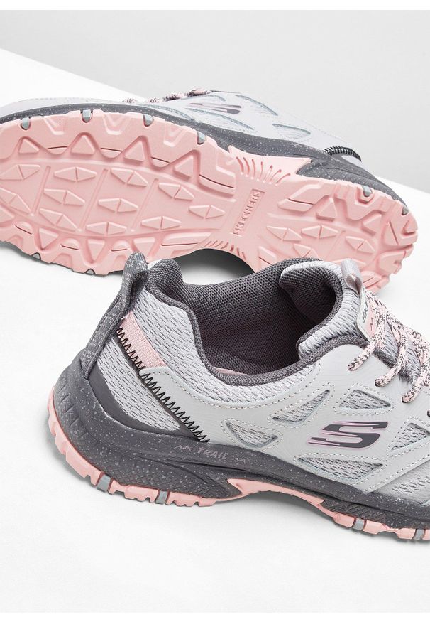 bonprix - Buty trekkingowe Skechers z pianką memory. Kolor: szary. Wzór: aplikacja