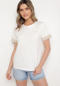 Born2be - Biały T-shirt z Bawełny Zdobiony Koronką z Cekinami Pollea. Okazja: na co dzień. Kolor: biały. Materiał: bawełna, koronka. Długość rękawa: krótki rękaw. Długość: krótkie. Wzór: aplikacja, koronka. Styl: klasyczny, casual