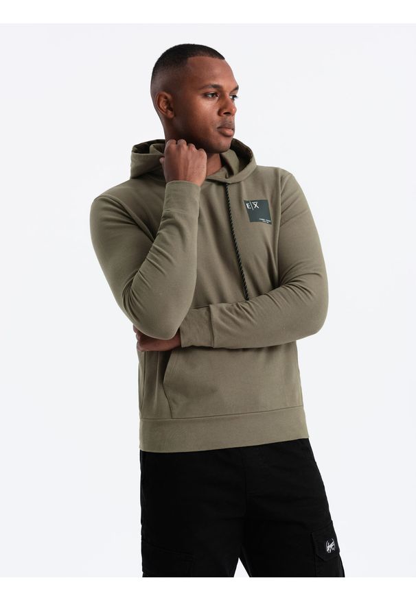 Ombre Clothing - Bluza męska z kapturem kangurka z logotypem – oliwkowa V4 - Rozmiar: S. Typ kołnierza: kaptur. Kolor: oliwkowy. Materiał: bawełna, dzianina. Wzór: nadruk, jednolity