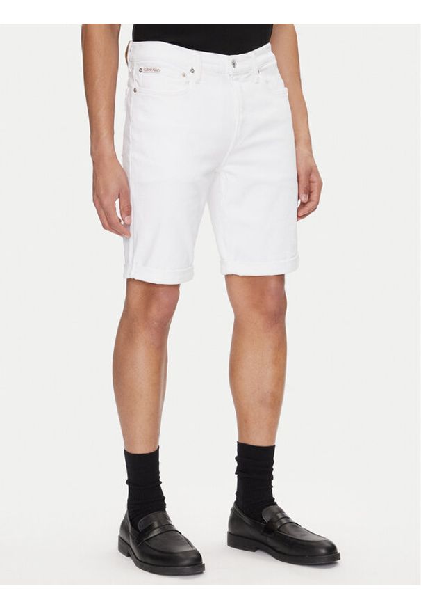Calvin Klein Jeans Szorty jeansowe J30J327536 Biały Slim Fit. Kolor: biały. Materiał: bawełna