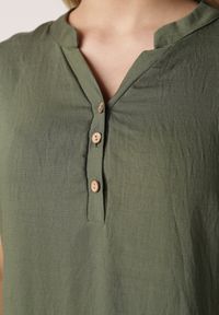 Born2be - Ciemnozielona Wiskozowa Sukienka o Pudełkowym Kroju z Dekoltem V z Guzikami Berborin. Okazja: na co dzień, do pracy. Kolekcja: plus size. Kolor: zielony. Materiał: wiskoza. Typ sukienki: dla puszystych, proste. Styl: casual, klasyczny #4