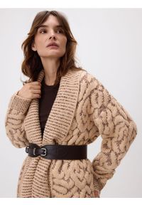Reserved - Kardigan z paskiem - kremowy. Kolor: kremowy. Materiał: dzianina #1