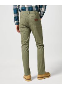 Wrangler - WRANGLER MĘSKIE SPODNIE MATERIAŁOWE LARSTON DUSTY OLIVE 112356816. Materiał: materiał