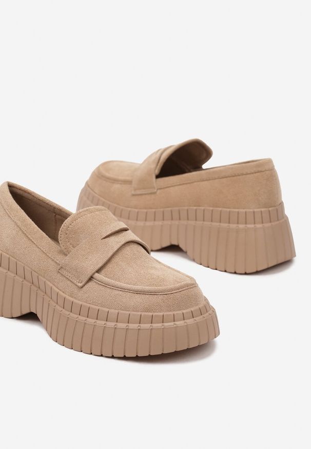 Renee - Ciemnobeżowe Mokasyny na Platformie z Tłoczeniem Ozdobione Paskiem Fonirea. Okazja: na spotkanie biznesowe, do pracy. Zapięcie: pasek. Kolor: beżowy. Wzór: aplikacja. Obcas: na platformie. Styl: elegancki, biznesowy