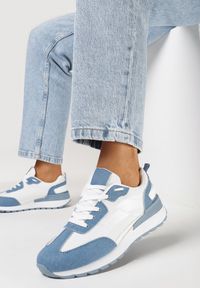 Born2be - Biało-Niebieskie Sneakersy z Kolorowymi Wstawkami Rawilo. Kolor: biały. Materiał: jeans, dresówka. Wzór: kolorowy