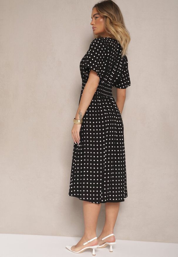 Renee - Czarna Bawełniana Sukienka o Rozkloszowanym Fasonie w Kropki Tolimirae. Okazja: na co dzień. Kolor: czarny. Materiał: bawełna. Długość rękawa: krótki rękaw. Wzór: kropki. Sezon: lato. Typ sukienki: rozkloszowane. Styl: casual