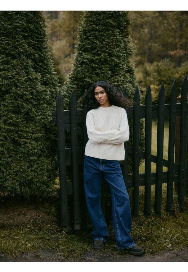 Reserved - Wełniany sweter z domieszką kaszmiru - kremowy. Kolor: kremowy. Materiał: kaszmir, wełna