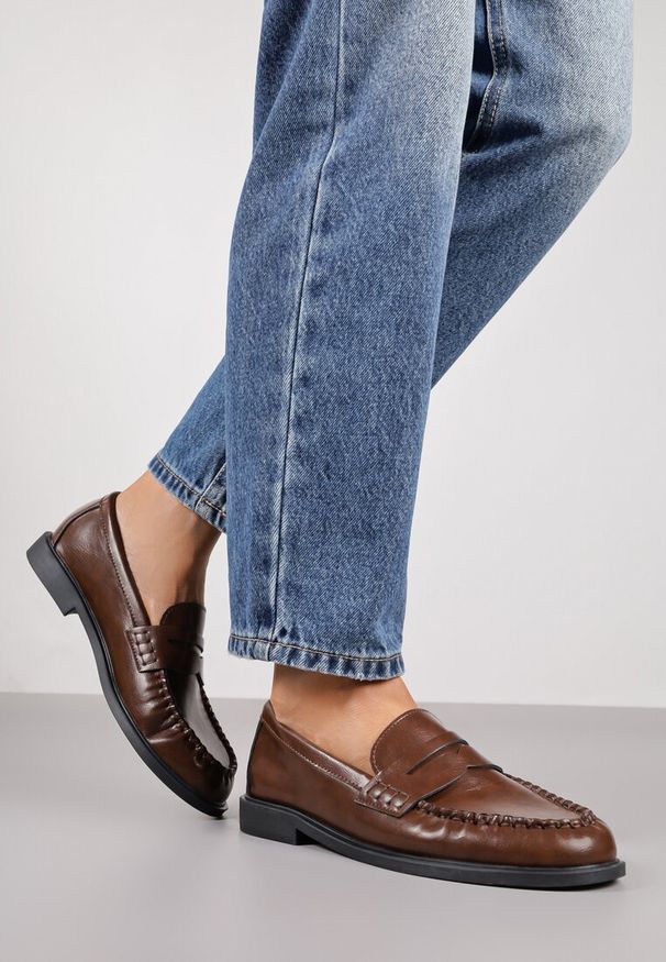 Renee - Jasnobrązowe Mokasyny Vices z Marszczeniem i Wkładką ze Skóry Naturalnej Mestia. Okazja: na co dzień. Kolor: brązowy. Materiał: skóra. Styl: casual, elegancki, klasyczny