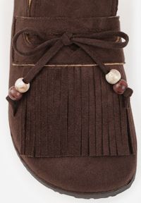 Born2be - Brązowe Płaskie Klapki Mule Zdobione Frędzlami i Kokardką z Koralikami Petlame. Okazja: na co dzień. Kolor: brązowy. Materiał: jeans, len. Wzór: aplikacja. Sezon: lato. Styl: boho, casual, elegancki #9