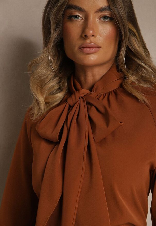 Renee - Brązowa Bluzka Vices Ozdobiona Kokardą Overile. Okazja: na co dzień. Typ kołnierza: kokarda. Kolor: brązowy. Materiał: jeans. Wzór: aplikacja. Styl: casual, klasyczny, elegancki