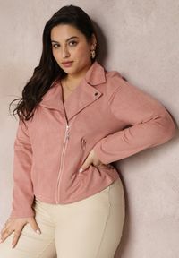 Renee - Ciemnoróżowa Asymetryczna Kurtka Ramoneska z Imitacji Zamszu Kmiya. Kolekcja: plus size. Kolor: różowy. Materiał: zamsz #5