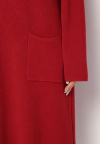 Born2be - Czerwona Pudełkowa Sukienka Midi z Golfem i Kieszeniami Bikara. Typ kołnierza: golf. Kolor: czerwony. Materiał: dzianina. Długość: midi #4