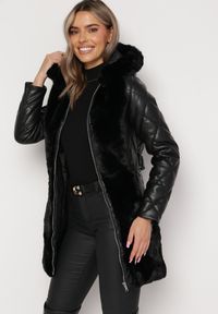 Born2be - Czarna Pikowana Kurtka z Kapturem Wiązana Paskiem Ozdobiona Sztucznym Futerkiem Sagure. Typ kołnierza: kaptur. Kolor: czarny. Materiał: futro. Wzór: aplikacja #4