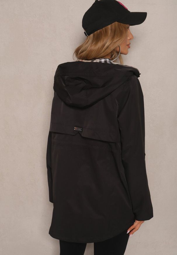 Renee - Czarna Kurtka Typu Parka z Troczkami w Talii Kapturem i Kieszeniami Kaivara. Kolor: czarny. Materiał: jeans. Styl: klasyczny