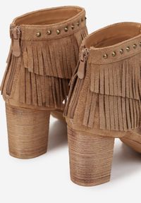 Renee - Brązowe Sandały za Kostkę z Frędzlami i Ćwiekami Inayat. Zapięcie: zamek. Kolor: brązowy. Obcas: na obcasie. Wysokość obcasa: średni #3