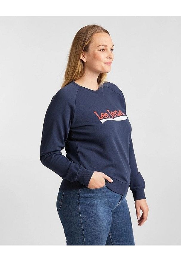 Lee - LEE CREW SWEATSHIRT DAMSKA BLUZA KLASYCZNA LOGO NADRUK DARK NAVY L53KBRNM 112112380. Wzór: nadruk. Styl: klasyczny