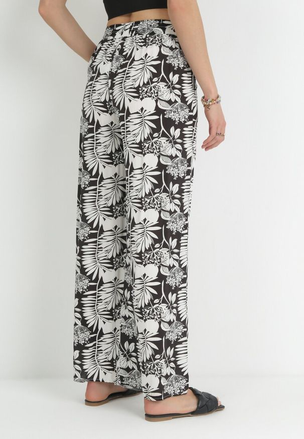 Born2be - Czarne Spodnie w Kwiaty z Wiskozy Eleanie. Kolor: czarny. Materiał: wiskoza. Wzór: kwiaty. Styl: elegancki