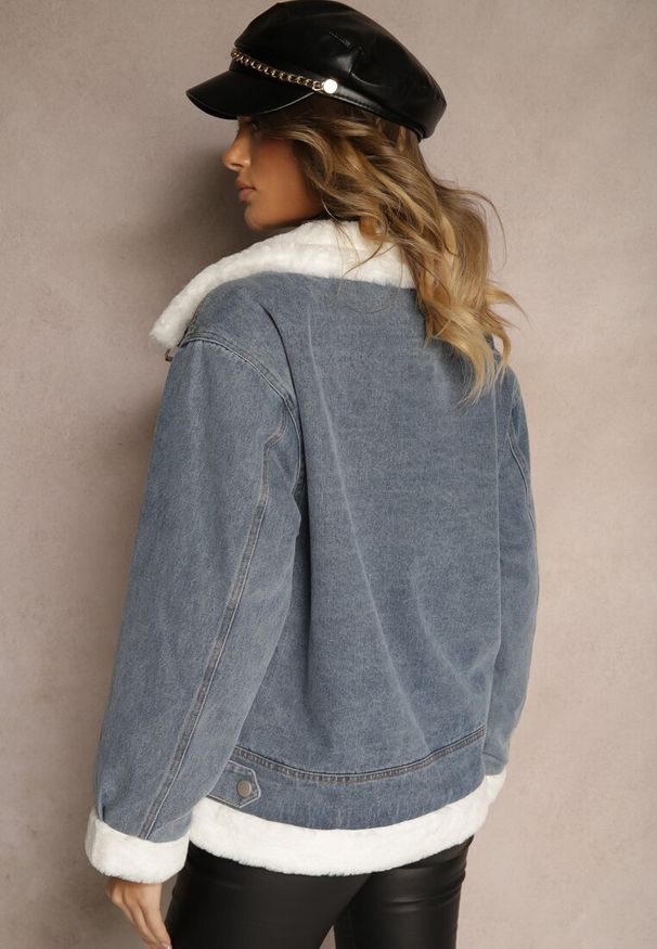 Renee - Niebieska Jeansowa Kurtka z Bawełną i Futerkiem Ozdobiona Paskiem przy Kołnierzu Senalira. Okazja: na co dzień. Kolor: niebieski. Materiał: jeans, bawełna, futro. Długość: krótkie. Wzór: aplikacja. Styl: elegancki, casual