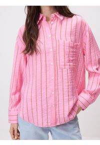 Reserved - Koszula z naszywaną kieszenią - pastelowy róż. Kolor: różowy. Materiał: wiskoza, tkanina #1