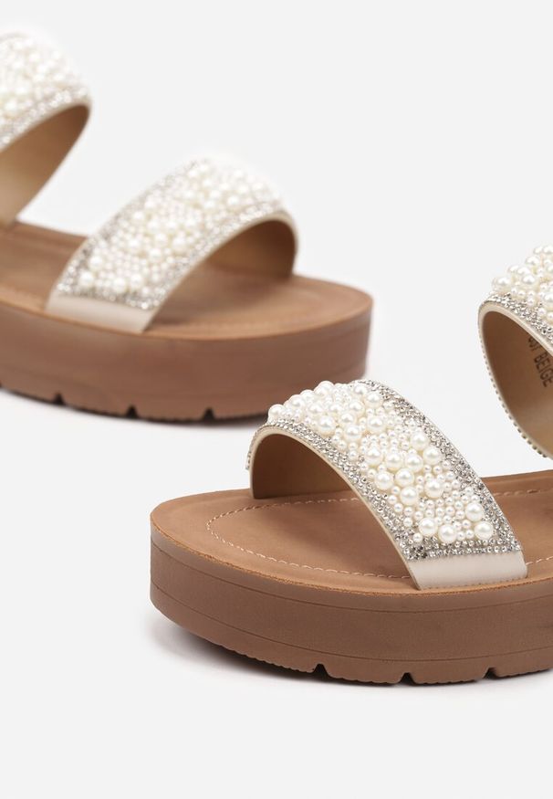 Renee - Beżowe Klapki na Niskiej Platformie Zdobione Cyrkoniami i Perłami Rosanidra. Kolor: beżowy. Materiał: jeans. Wzór: aplikacja. Obcas: na platformie. Styl: elegancki