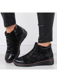 Czarne skórzane botki damskie na koturnie zimowe Filippo Dbt3179/25. Okazja: na spacer, na co dzień. Nosek buta: okrągły. Kolor: czarny. Szerokość cholewki: normalna. Wzór: kwiaty, aplikacja. Materiał: skóra. Sezon: zima. Obcas: na koturnie. Styl: elegancki, casual, klasyczny. Wysokość obcasa: średni #1