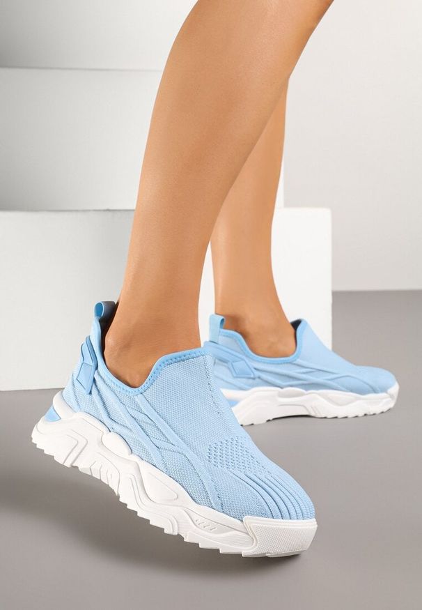 Born2be - Jasnoniebieskie Wsuwane Buty Sportowe Sneakersy z Siateczki z Tłoczeniami Nusellia. Okazja: na co dzień. Zapięcie: bez zapięcia. Kolor: niebieski. Materiał: jeans, materiał. Obcas: na płaskiej podeszwie