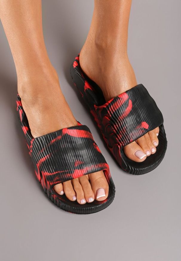 Born2be - Czarno-Czerwone Płaskie Klapki Tie-Dye z Lekkiej Pianki Tessamara. Nosek buta: otwarty. Kolor: czarny