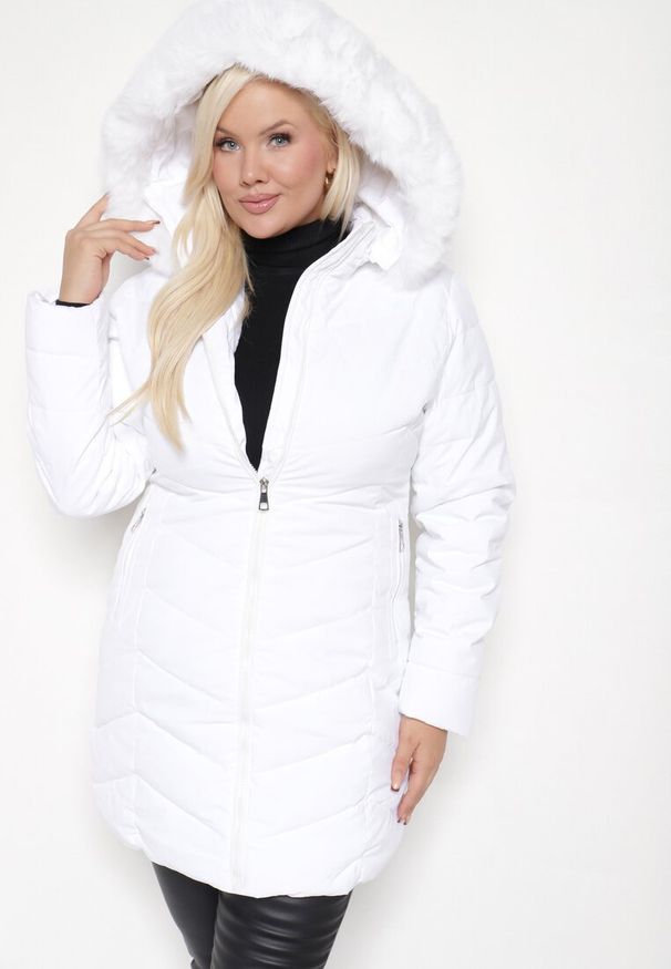 Born2be - Biała Zimowa Kurtka Pikowana o Długim Kroju z Odpinanym Kapturem i Futrem Torika. Okazja: na co dzień. Kolekcja: plus size. Kolor: biały. Materiał: futro. Długość: długie. Wzór: aplikacja. Sezon: zima. Styl: casual