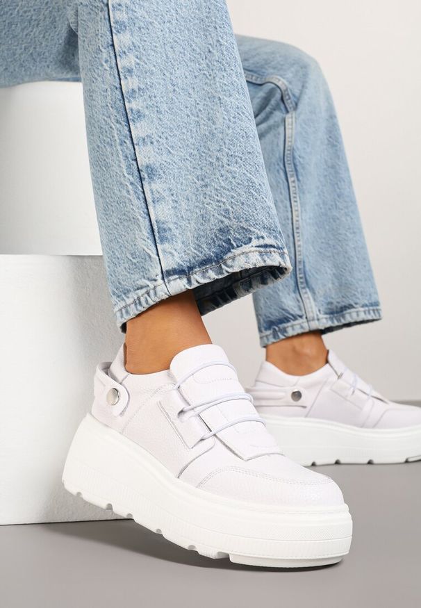 Renee - Białe Sneakersy na Platformie ze Skóry Naturalnej z Ozdobnym Paskiem Reselle. Okazja: na co dzień. Zapięcie: pasek. Kolor: biały. Materiał: skóra. Obcas: na platformie