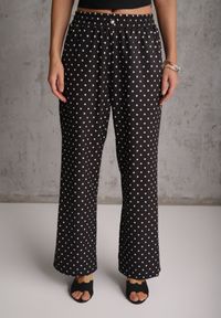 Renee - Czarne Spodnie Casual Wide Leg High Waist Zdobione Wzorem w Kropki Oceasa. Okazja: na co dzień. Stan: podwyższony. Kolekcja: plus size. Kolor: czarny. Materiał: skóra. Długość: krótkie. Wzór: kropki, aplikacja. Styl: casual #4