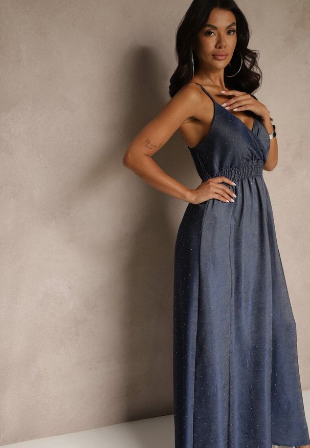 Renee - Granatowa Wiskozowa Sukienka o Kopertowym Kroju na Ramiączkach z Cyrkoniami Aravice. Okazja: na imprezę, na co dzień. Kolor: niebieski. Materiał: wiskoza. Długość rękawa: na ramiączkach. Typ sukienki: kopertowe. Styl: casual, elegancki