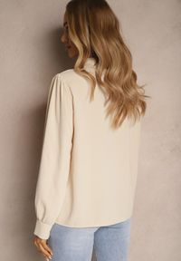 Renee - Beżowa Bluzka z Ozdobnymi Perełkami i Falbaną Mirretis. Okazja: na co dzień, na spotkanie biznesowe. Kolor: beżowy. Materiał: jeans. Wzór: aplikacja. Styl: biznesowy, casual #3
