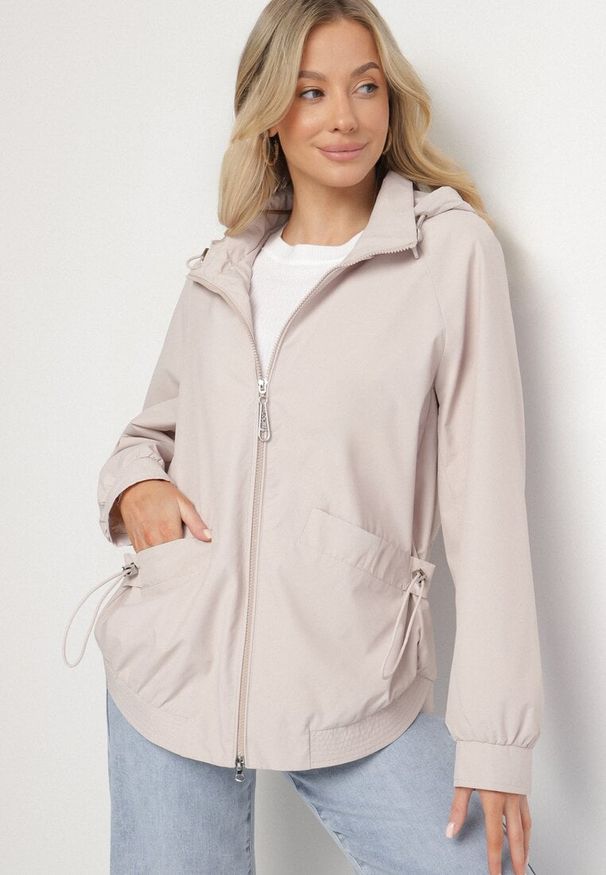 Born2be - Jasnobeżowa Kurtka Parka o Pudełkowym Kroju ze Ściągaczem w Talii i Kapturem Sesoliena. Okazja: na spacer, na co dzień. Kolor: beżowy. Materiał: jeans. Długość rękawa: długi rękaw. Długość: długie. Styl: casual, elegancki